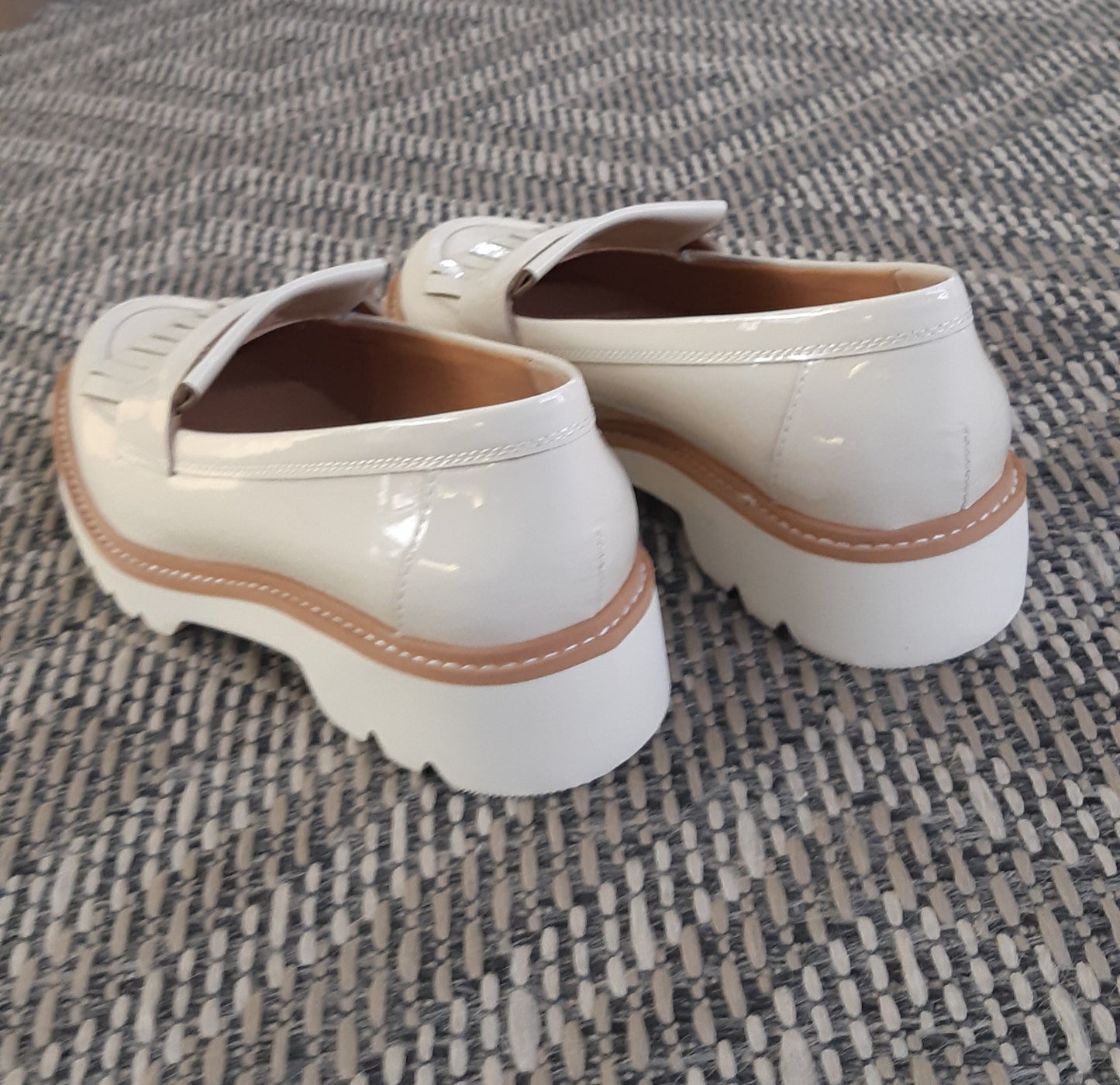 Mocassin-fugitive-cyber-verni-beige-mocassi-les-sables-d-olonne