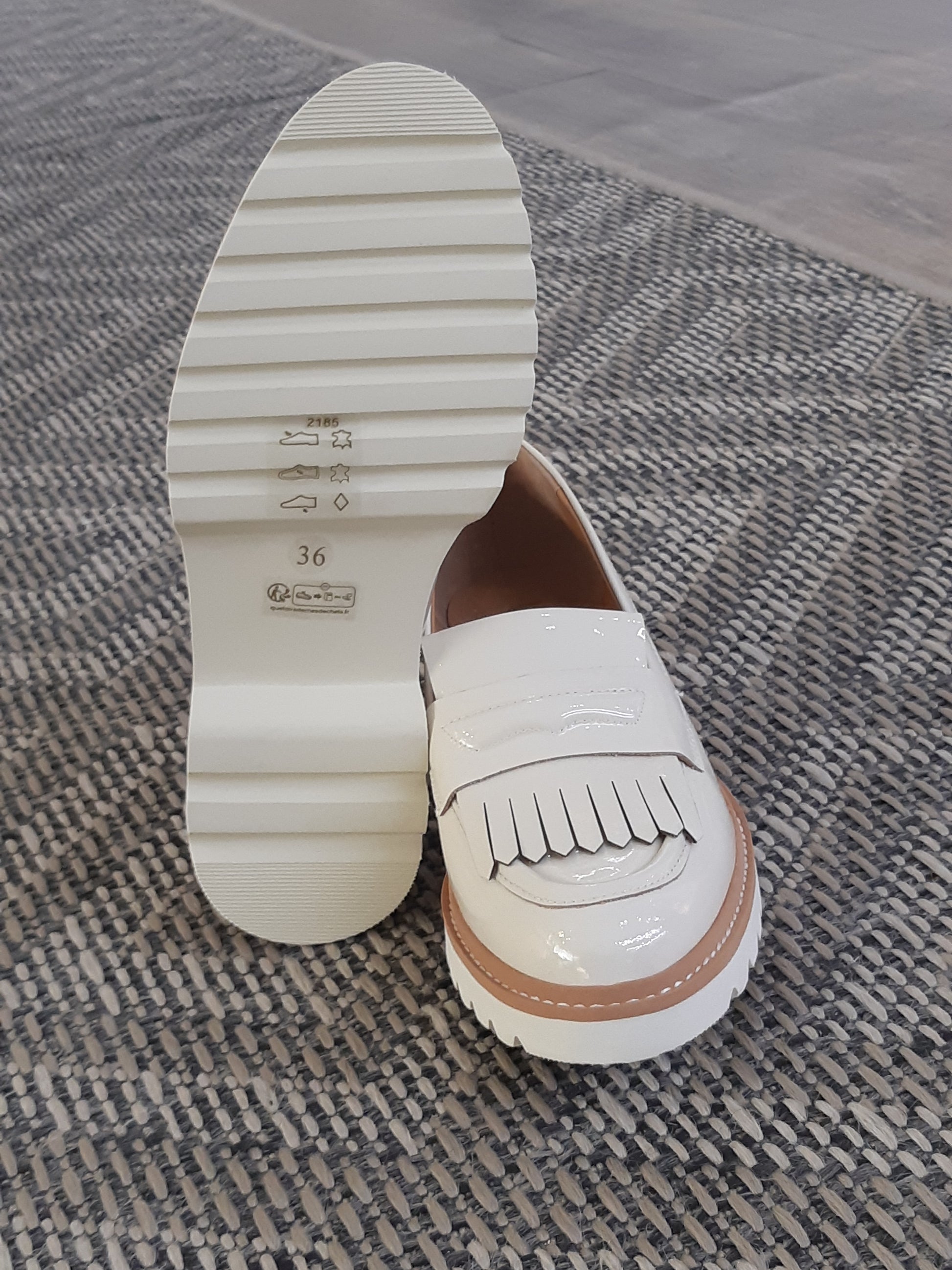 Mocassin-fugitive-cyber-verni-beige-mocassi-les-sables-d-olonne